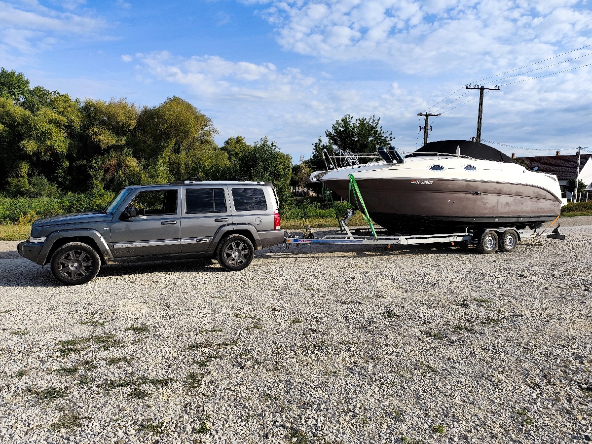 Motorcsónak szállítása utánfutón – Szinkron Autókölcsönző, Szolnok